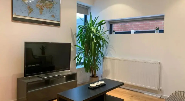 Lovely 2 Bedroom Apartment With Stunning Kitchen on to Garden, Varaa Huoneisto Asunnot kohteessa Merseyside, Huoneisto
