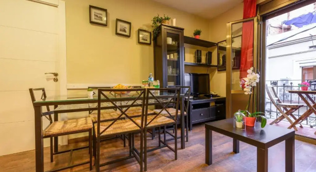 RamblasRentals Cozy Renovated 2BR with Balcony Lift 20M Rambla - Parking - Wifi, Забронировать Отель Сантс-Монжуик , рядом с Парк скульптур