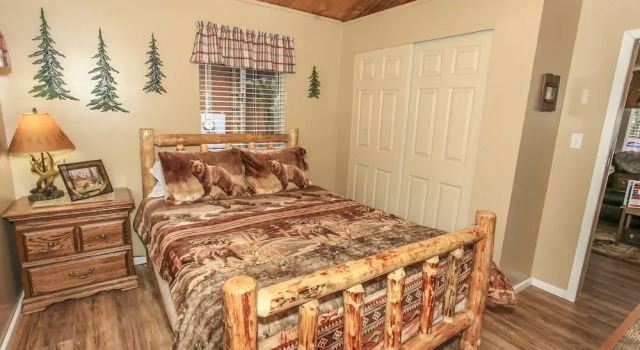 The Comfy Cabin, Забронировать Отель Отели в центре Биг-Бэар-Сити, в центре