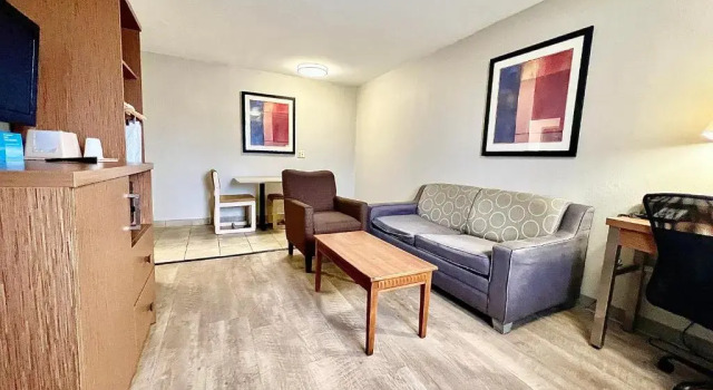 Двухместный люкс Days Inn & Suites by Wyndham Arlington Near Six Flags