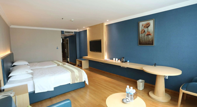Ramada by Wyndham Encore Kaili West