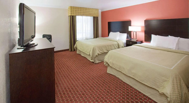 Четырёхместный номер Standard AmericInn by Wyndham Johnston Des Moines