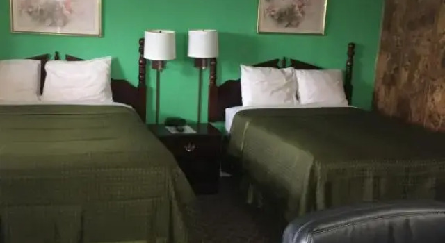 Четырёхместный номер Standard Traveler's Inn Motel