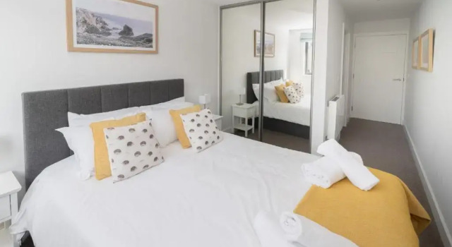 12 Putsborough - luxury flat, 4 minutes to Woolacombe beach with shared indoor pool., Book Hotel Hoteller i Woolacombe med pool, nær Combesgate Beach, Swimmingpool