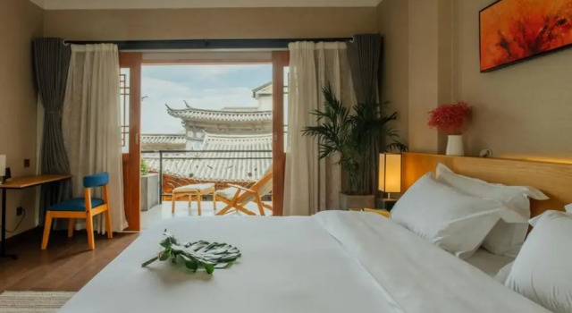 Simons Travelling With Hotel