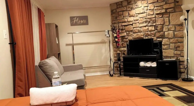 Room in House - The Modern Gem Furnished Bedroom, Buchen Sie Ferienhaus Hybla Valley USA