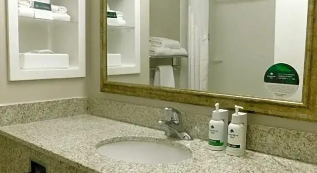 Четырёхместный номер Executive GreenTree Inn & Suites Pinetop