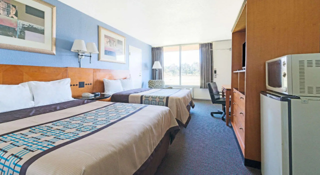Четырёхместный номер Standard Days Inn by Wyndham Luray Shenandoah