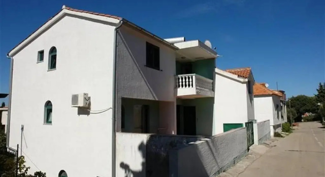 Apartments with a parking space Murter - 18630