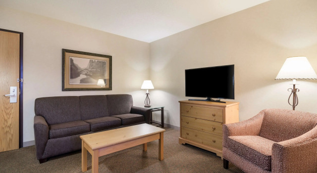 Четырёхместный люкс Best Western Golden Spike Inn & Suites