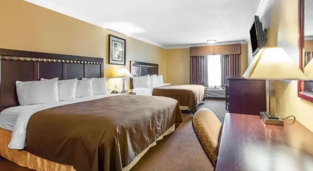 Четырёхместный номер Deluxe Quality Inn & Suites Bell Gardens-Los Angeles
