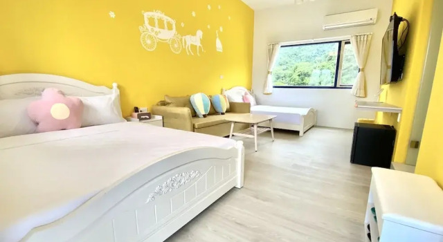 Четырёхместный номер Standard с балконом Blue and White Style Holiday B&B