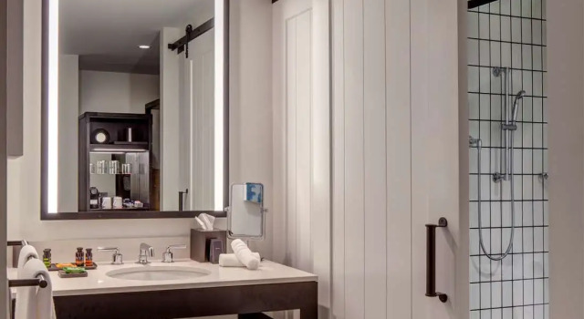 Номер Standard с видом на реку Canopy By Hilton Baltimore Harbor Point