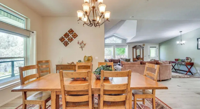 Waterfront Shady Cove Home w/ Fishing Deck!, Reserva ahora Casa o chalet Shady Cove Rogue Valley