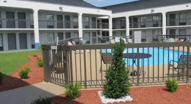 Кровать в общем номере Baymont Inn and Suites - Florence