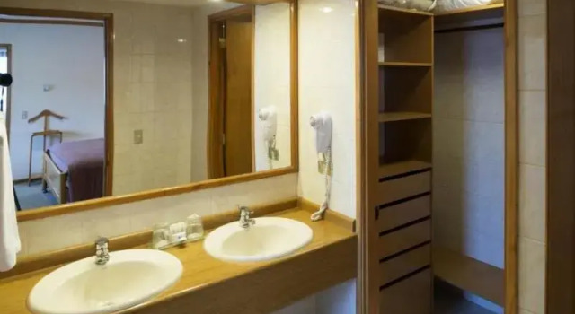 Одноместный номер Standard с балконом abba Presidente Suites Puerto Montt