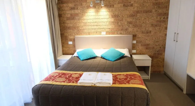 Пятиместный семейный номер Standard с балконом Sapphire Palms Motel