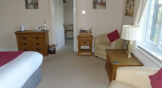 Trumbles Gatwick B&B, Peaceful Stay with Parking & Easy Airport Access, Забронировать Отель «постель и завтрак» Отели Исторического графства Суссекса с парковкой, Парковка