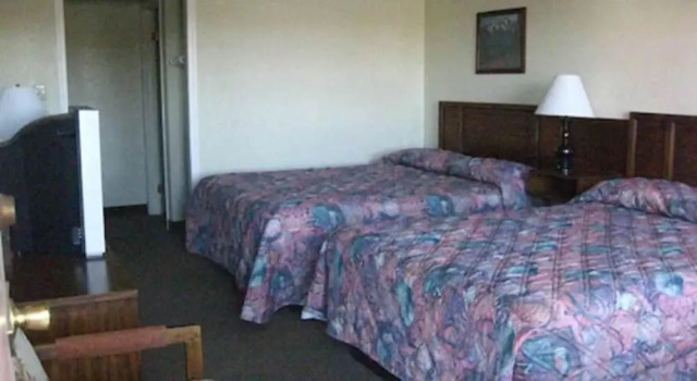 Четырёхместный номер Standard Desert Inn Motel
