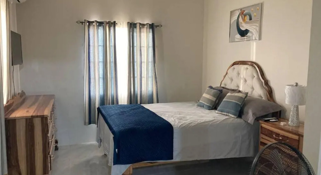 Коттедж Sleeps 4 With Free Parking, 15-min to Beach