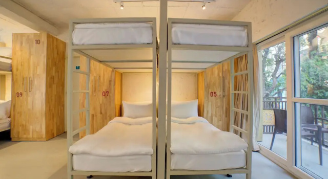 Кровать в общем номере с балконом Bedzzz Rishikesh by Leisure Hotels