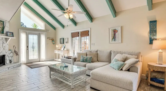 Cape Canaveral Cottage w/ Pool - Walk to Beach!, Varaa Lomakoti Cape Canaveral Space Coast