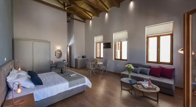 Четырёхместный номер Deluxe с балконом Bluebell Luxury Suites