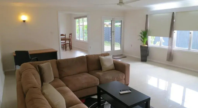 Edge Hill Clean & Green Cairns, 7 Minutes from the Airport, 7 Minutes to Cairns CBD & Reef Fleet Terminal, Book Hotel Edge Hill Cairns and Northern Beaches