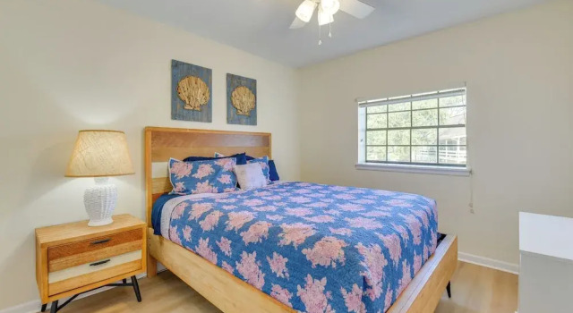 Bright Miramar Beach Condo - Walk to Beach!, Rezerwuj Apartament Hotele w Emerald Coast z parkingiem, Parking