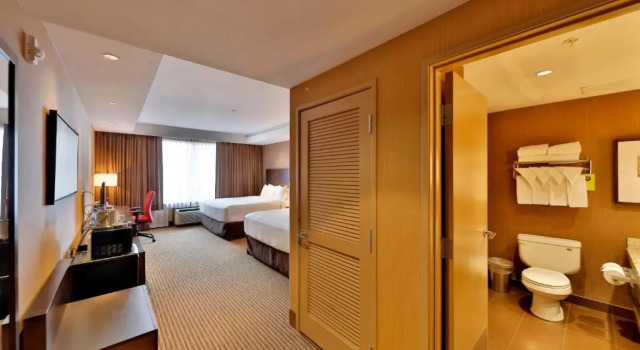 Четырёхместный номер Standard Edmonton Hotel & Convention Center Edmonton