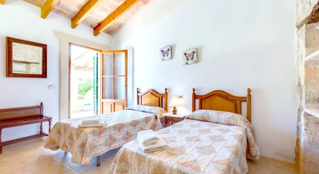 Villa With 4 Bedrooms in Illes Balears, With Private Pool, Enclosed Garden and Wifi Near the Beach, Rezerwuj Willa Hotele w Majorka z parkingiem, Parking