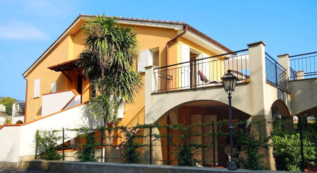 Charming Holiday Home in San Bartolomeo al Mare with Pool, Забронировать Дом для отпуска Виллы Сан-Бартоломео-аль-Маре, Вилла