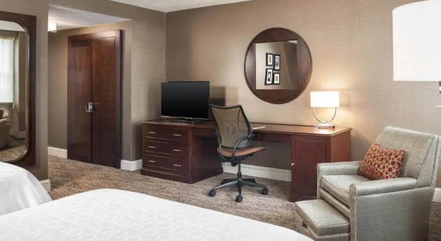 Четырёхместный номер Standard Sheraton Commander Hotel