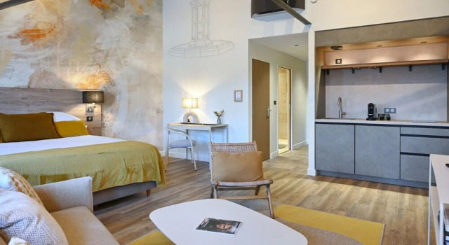 Номер Deluxe Walnut Bistro & Suites
