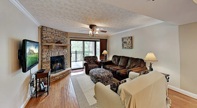 Luxe Creekside End Unit W/ Pool - Walk Downtown! 2 Bedroom Condo, Забронировать Отель Отели Гатлинберг 3 звезды, рядом с Hillbilly Golf, 3*