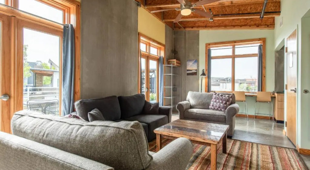 Апартаменты The Crash Pad: An Uncommon Hostel