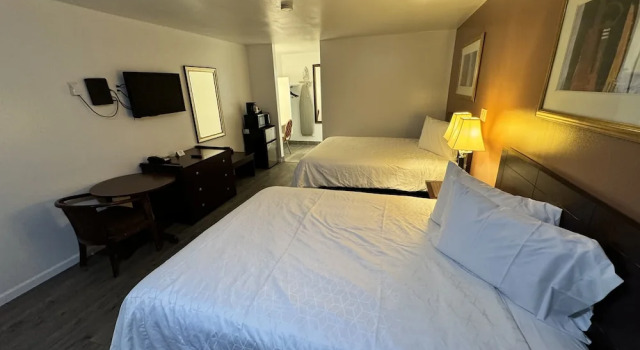 Четырёхместный номер Standard Inn Towne Motel