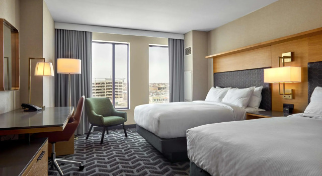 Четырёхместный номер Standard Hilton Des Moines Downtown