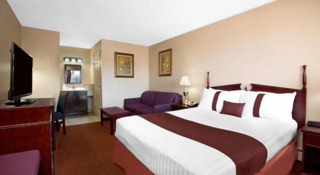 Номер Standard Coast Red Deer Hotel