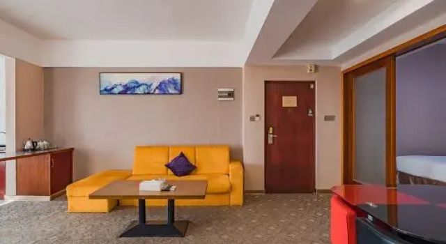 Трёхместный люкс с балконом и с красивым видом из окна Triumph International Hotel