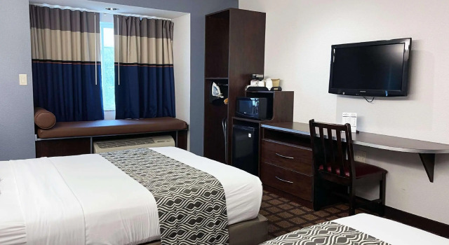 Четырёхместный номер Standard Microtel Inn & Suites by Wyndham Michigan City