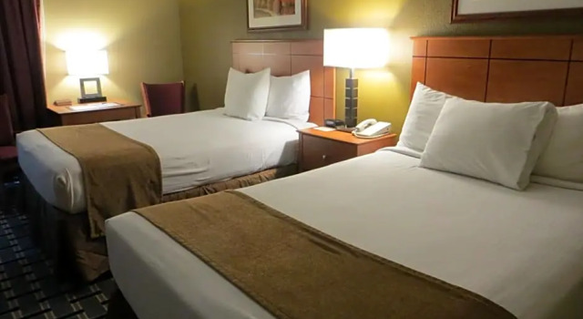 Четырёхместный номер Standard с видом на бассейн Quality Inn Thief River Falls