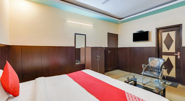 OYO Flagship 77036 Golden Divine Inn, Забронировать Отель Нойда штат Уттар-Прадеш