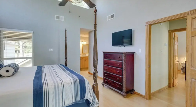 Коттедж Lakefront Montgomery Home w/ Porch & Dock!