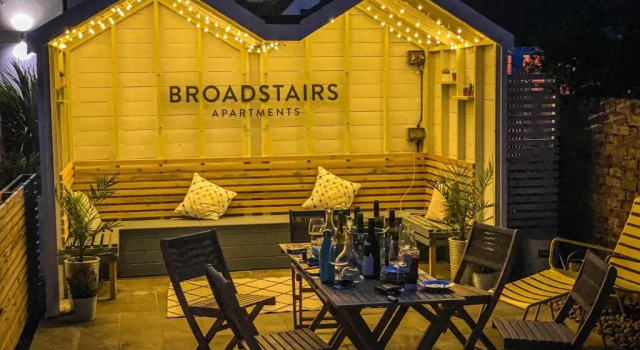 Апартаменты Broadstairs Apartments with luxurious 4-person communal hot tub - sleeps up to 20 people