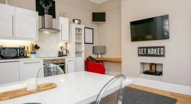 2 Bedroom Flat Near Shepherd's Bush Sleeps 4