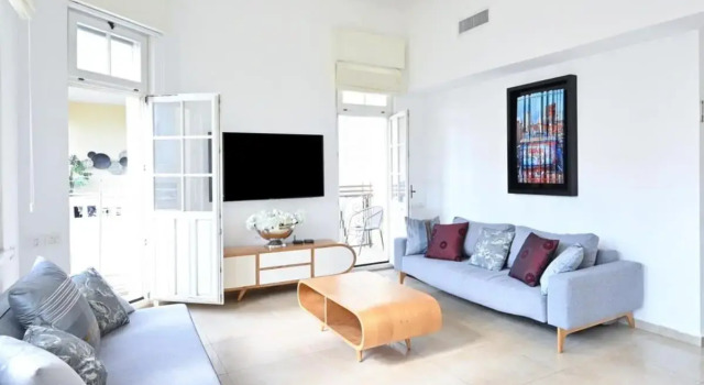 Amazing 2BR near the beach by HolyGuest, Забронировать Отель Тель-Авив Тель-Авивский округ, рядом с Independence Hall Museum