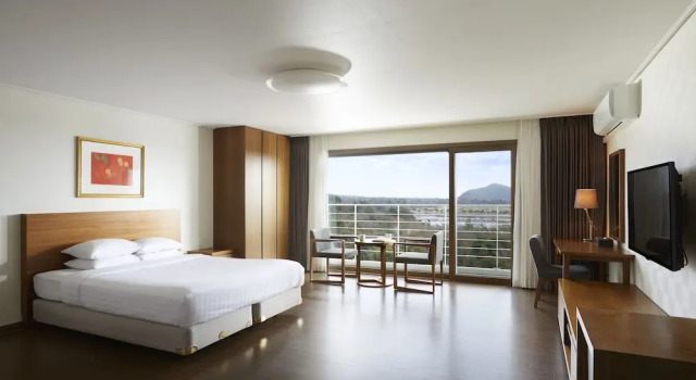 Двухместный номер Deluxe с балконом Jeju Aerospace Hotel