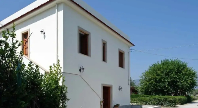 Detached Villa in an Excellent Location Near the Sea, Book Villa Villaer i Mongiove, Villa