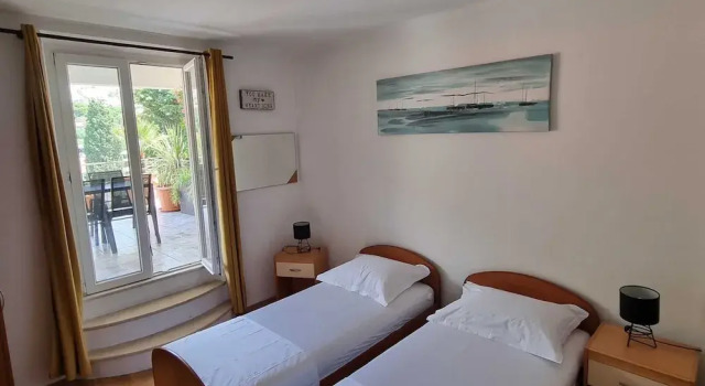Apartments Mavi - Two-bedroom Apartment With Terrace and City View